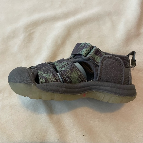 KEEN Newport grey and glow in the dark shoes - Picture 4 of 8